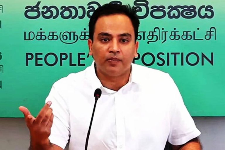 வீதியில் இறங்கித் தலைமைத்துவத்தை ஏற்க வேண்டும்.